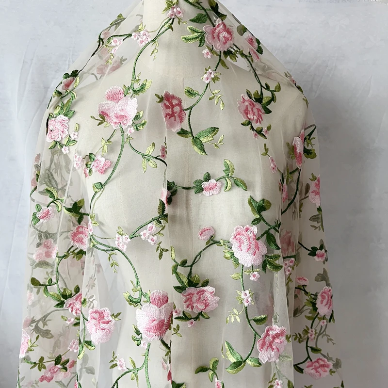 Сетчатое платье-Ципао с вышивкой и цветами из ротанга |