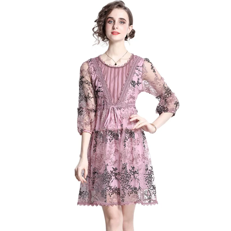 

Платье-мини женское кружевное составного кроя с вышивкой