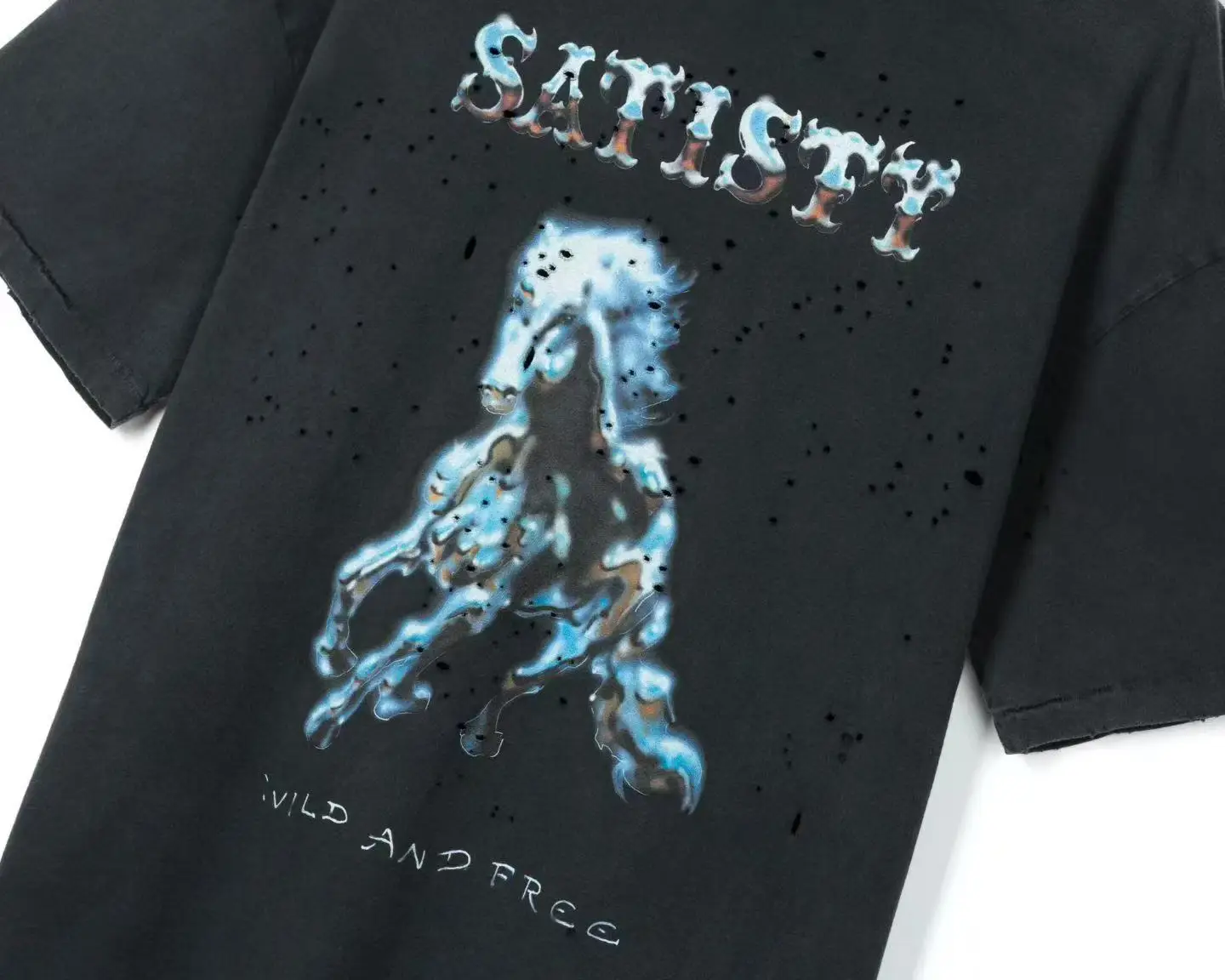 Футболка Satisfy 26ss Mothtech с коротким рукавом, с эффектом состаривания, черная, с металлической текстурой и изображением скачущей лошади (art.: 3920dc33ca2e8) - 3920dc33ca2e8