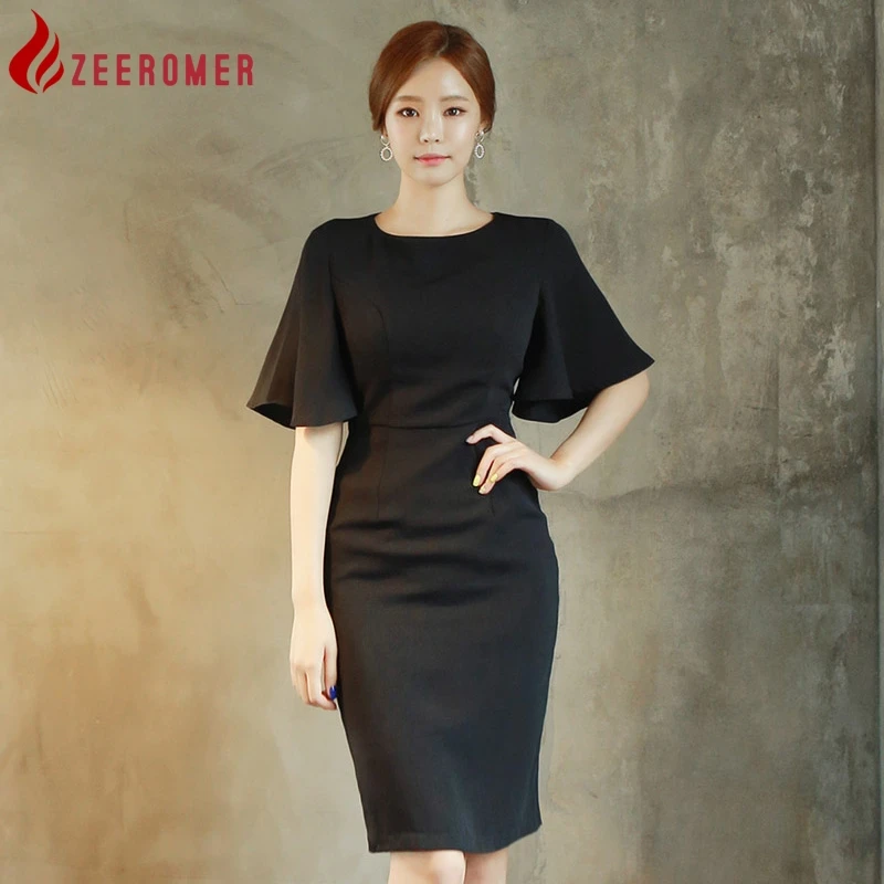 

Женское платье-футляр с круглым вырезом и расклешенными рукавами