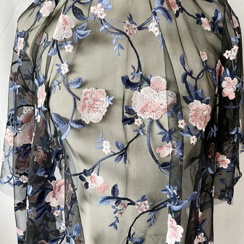 Сетчатое платье-Ципао с вышивкой и цветами из ротанга |