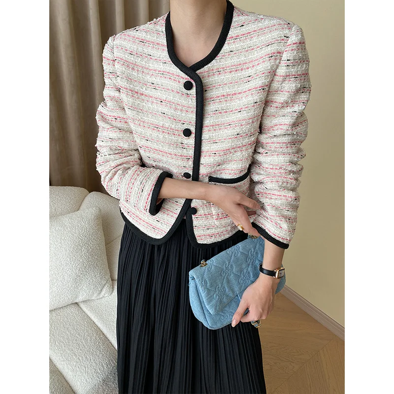 Рисунок 3 - Женское короткое пальто в контрастную полоску