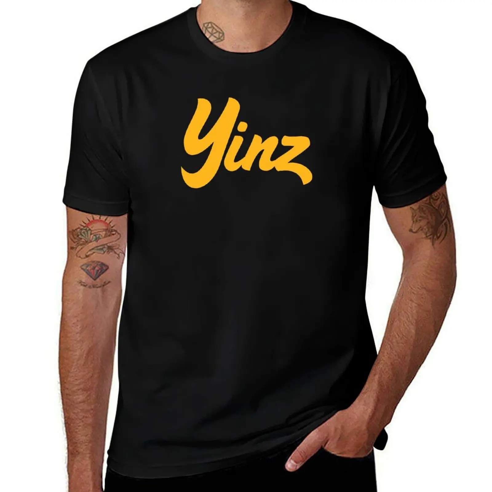 Фото Футболка YINZ (Gold Script) большого размера с короткими рукавами №1