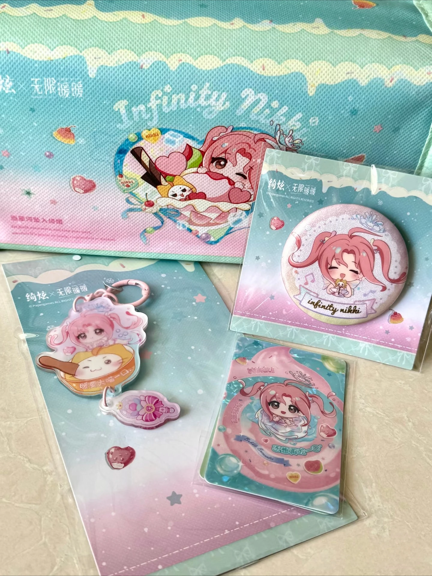 Фото [Официальная коллаборация] Infinity Nikki X Qixuan 2026: НОВЫЕ коллаборационные подвески, карточки, значки, термосумки в наличии №1