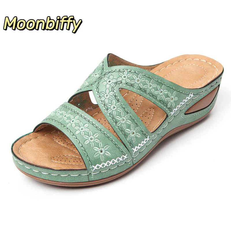 

Летние тапочки на платформе для женщин 2022 однотонные пляжные туфли с цветочной вышивкой Женские Модные ажурные Шлёпанцы на танкетке для женщин