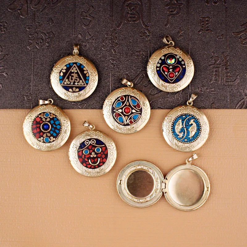 

Brass Round Locket Pendant Can Put Photos Pendants Ethnic style Handmade Photo Box Pendants Necklac Memorial Love Jewelry charms