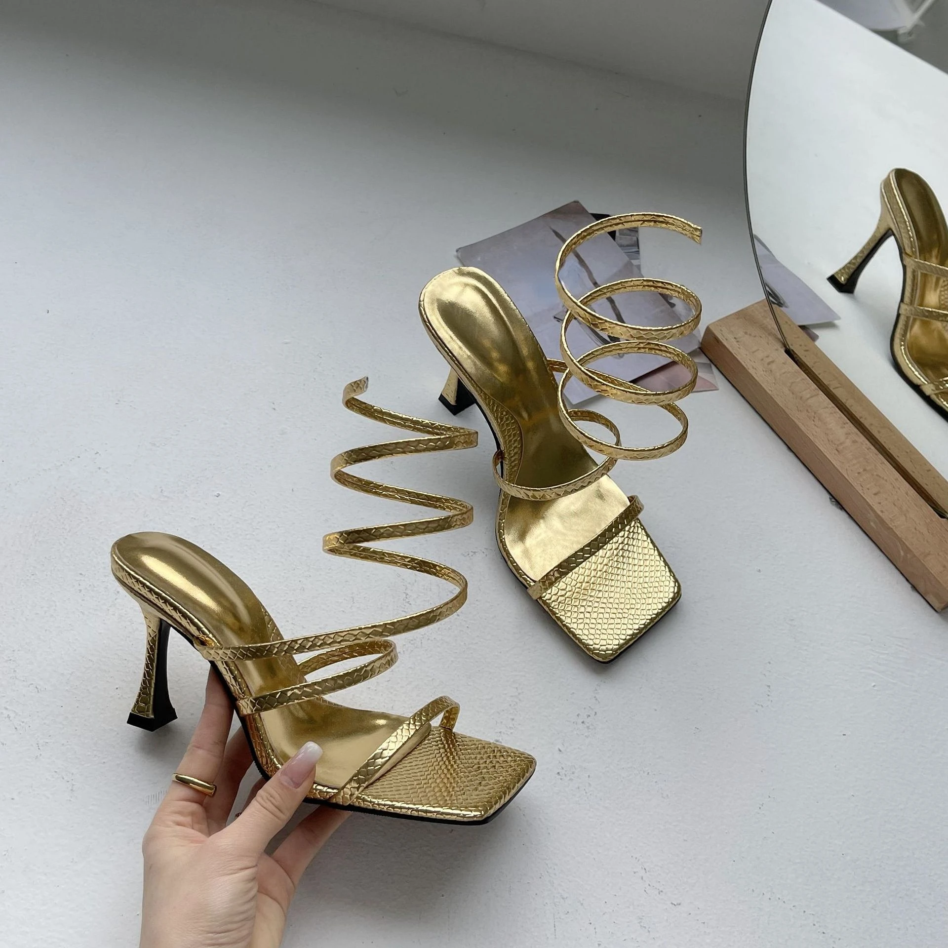 

BCEBYL 2023 новые модные золотые римские сандалии с открытым носком для женщин на тонком низком каблуке узкие ремешки летняя повседневная обувь женские сандалии