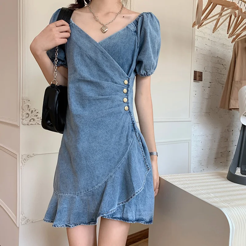 

Новинка лета 2022, женское джинсовое платье в стиле ретро, облегающее мини-платье с высокой талией, оборками и V-образным вырезом, короткими ру...