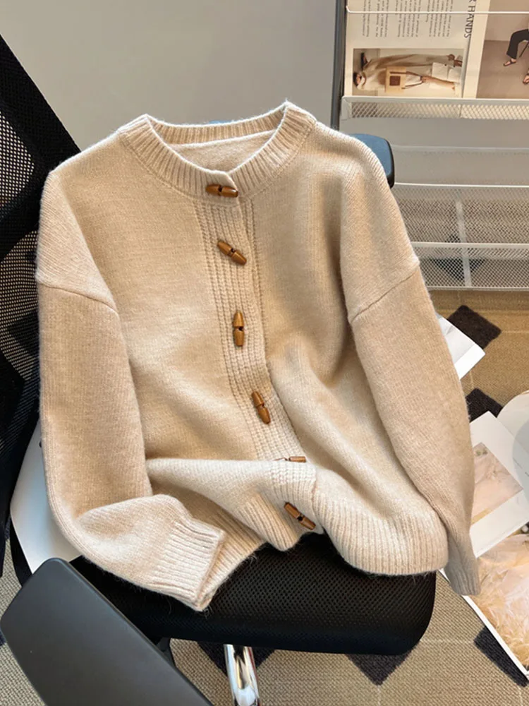 Женский трикотажный кардиган с круглым вырезом длинным рукавом и пуговицами