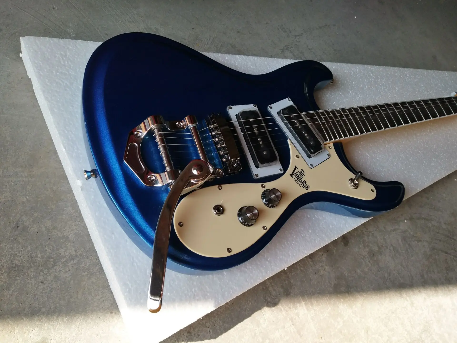 

Mosrite Johnny Ramone Venture Metallic Blue Electric Guitar Bigs Tremolo Bridge, Dark Aqua White Pickguard, Black P-90 Pickups