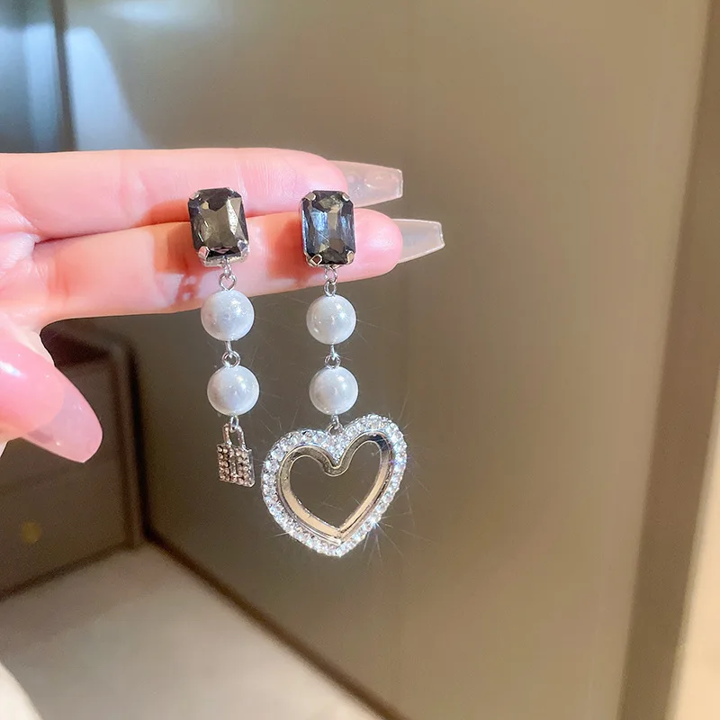 

Silver Needle Set Heart Shape Simulate Pearl Earrings Fashion Premium Earrings Personality Asymmetrical Small Lock Earrings