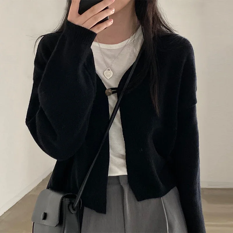 Простой однотонный вязаный кардиган с длинными рукавами и v-образным вырезом