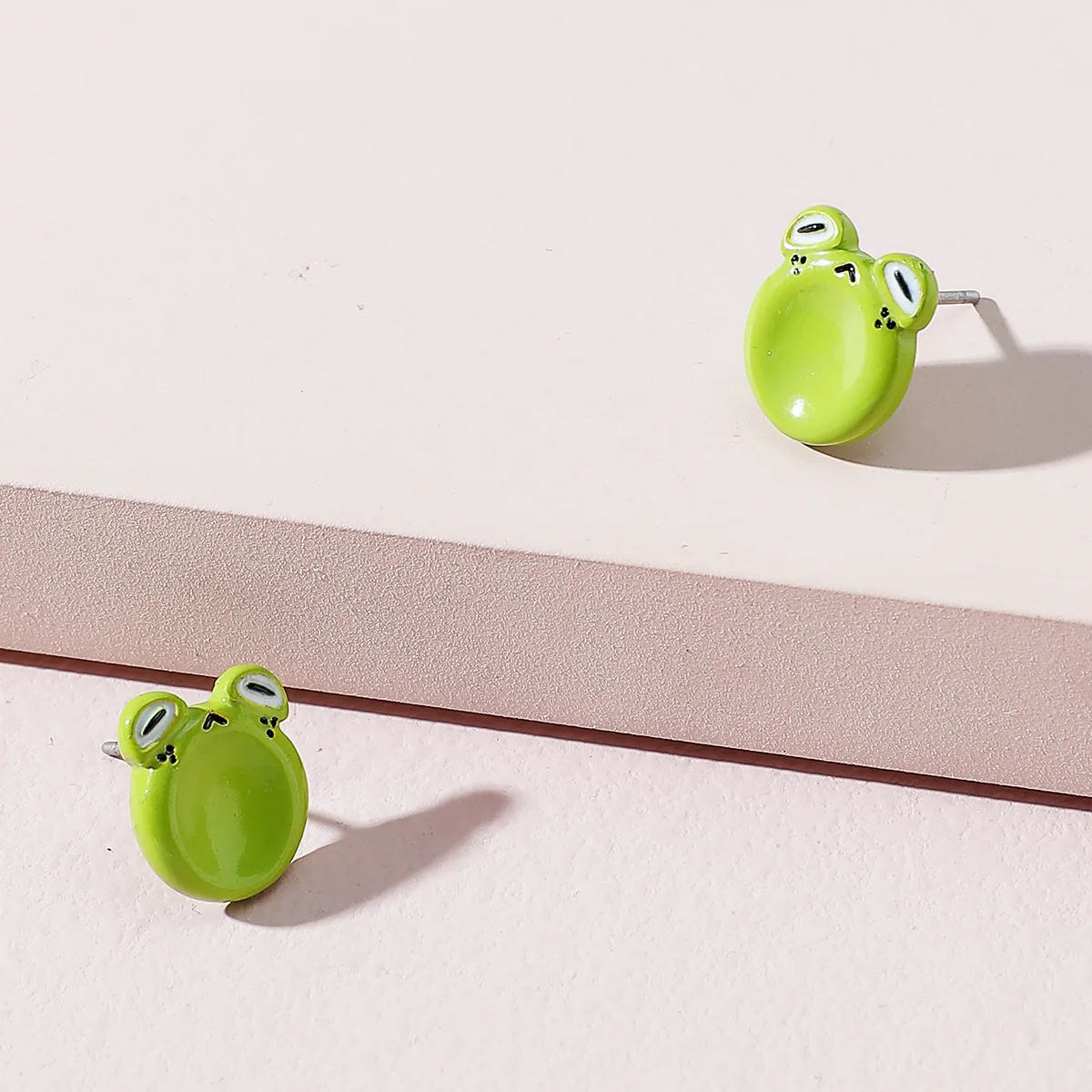 Серьги-гвоздики женские зеленые в виде лягушки |