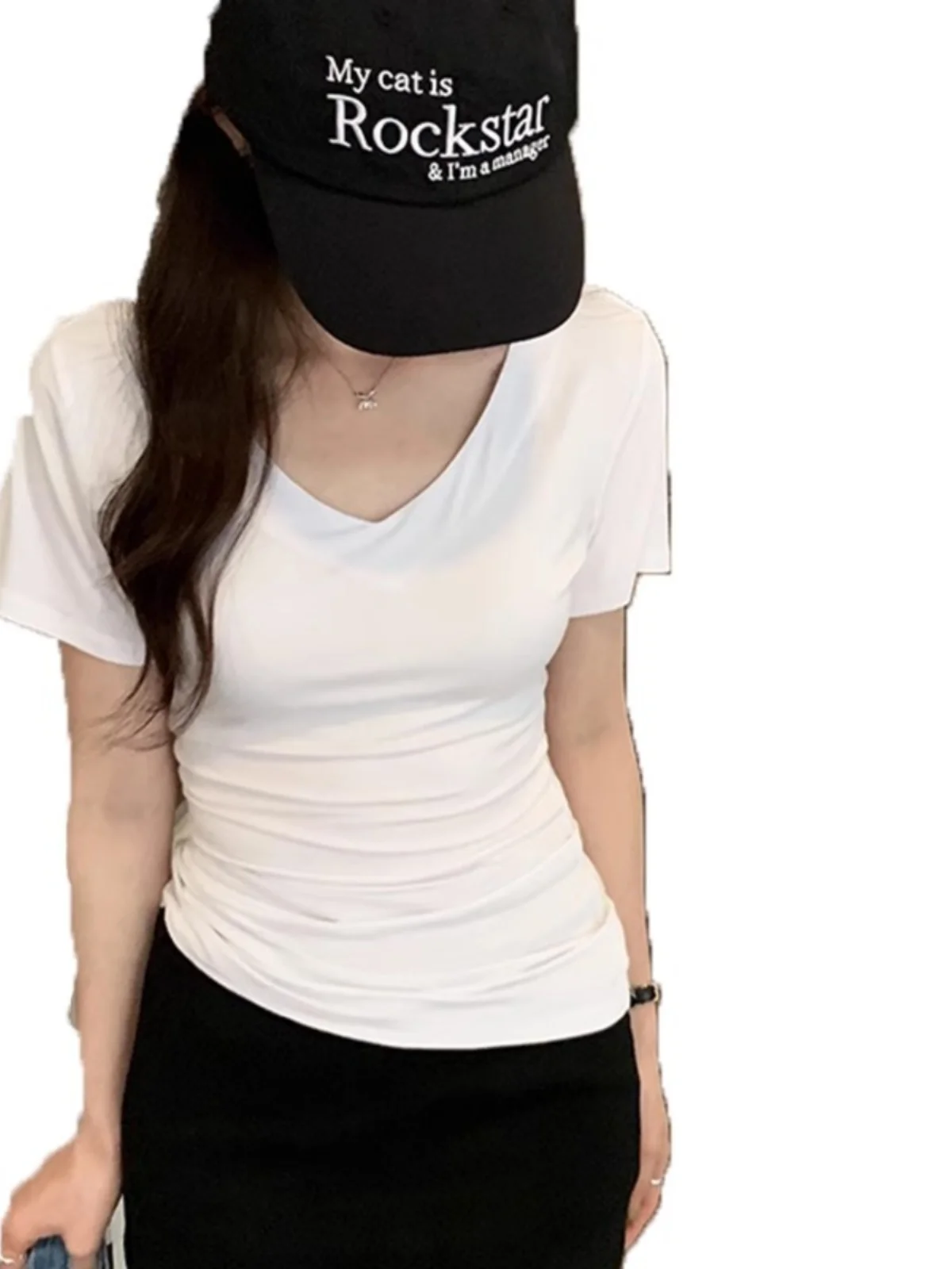 Белая облегающая простая футболка с v-образным вырезом и коротким рукавом