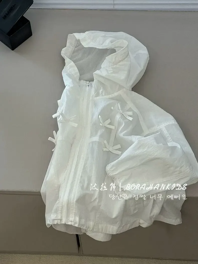 주니어 소녀를위한 새로운 얇은 활 재킷 봄 여름 2025 어린이 느슨한 선 스크린 의류 십대 소녀 겉옷 후드 화이트 탑