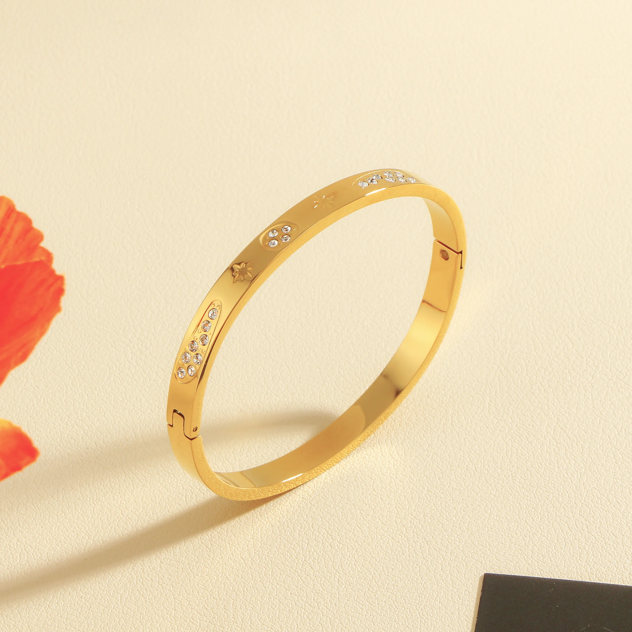 Женский браслет с гравировкой нестандартный инкрустированным цирконием