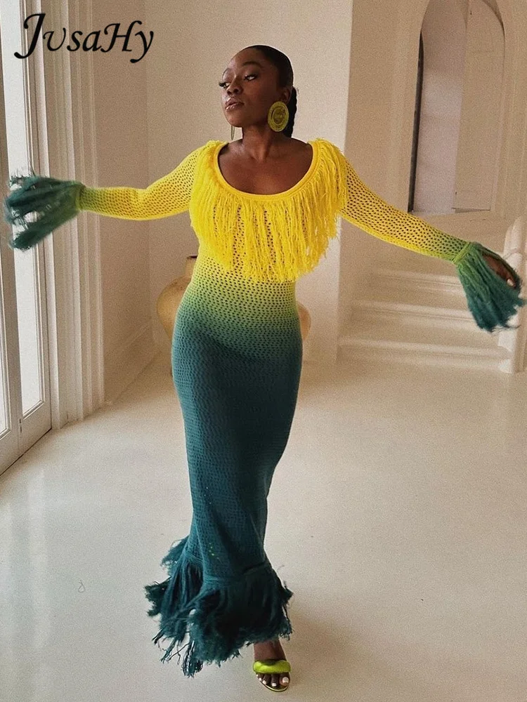 

Женское трикотажное платье-макси с открытыми плечами и длинным рукавом