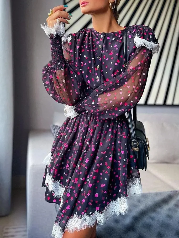 

Шикарное платье с кружевной отделкой и принтом