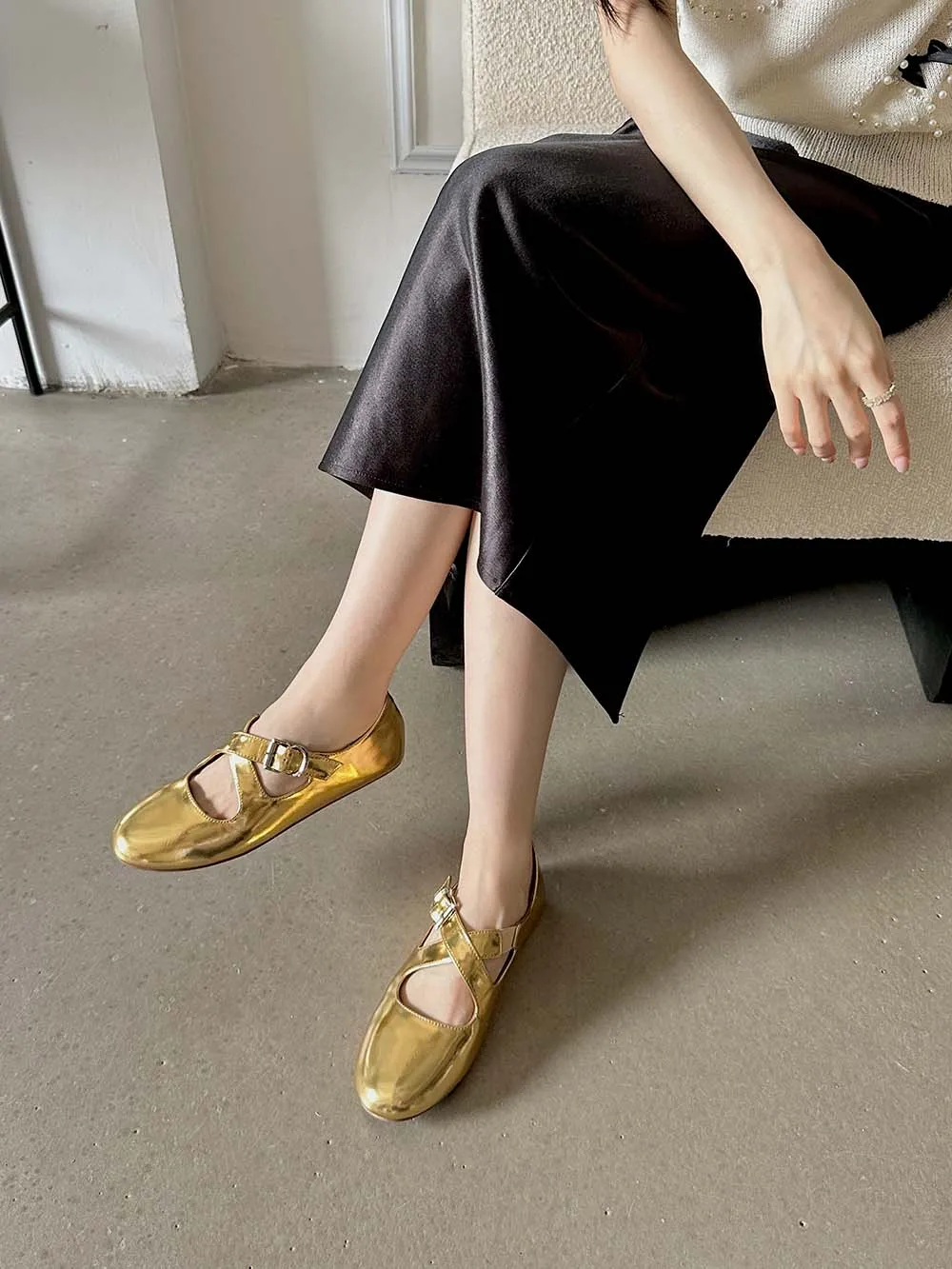 Женские лоферы с круглым носком на плоской подошве перекрестными ремешками без