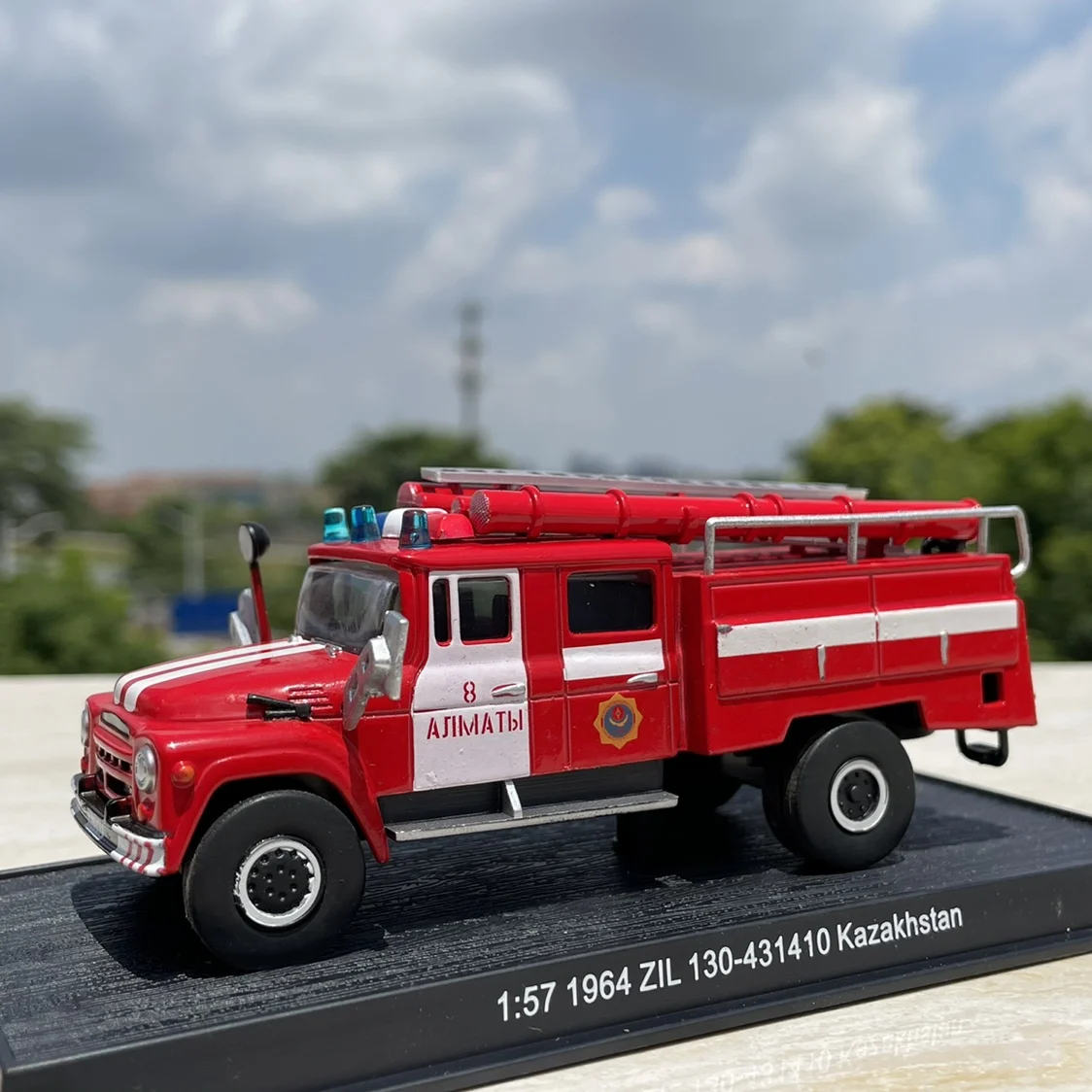 

Горячая Распродажа 1:57 1964 ZIL, сплав, классическая модель автомобиля, орнамент, оригинальная упаковка, подарок, оптовая продажа