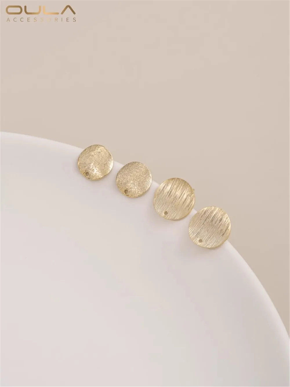 Вогнутые и выпуклые круглые серьги из светлого золота 14 карат с отверстием для