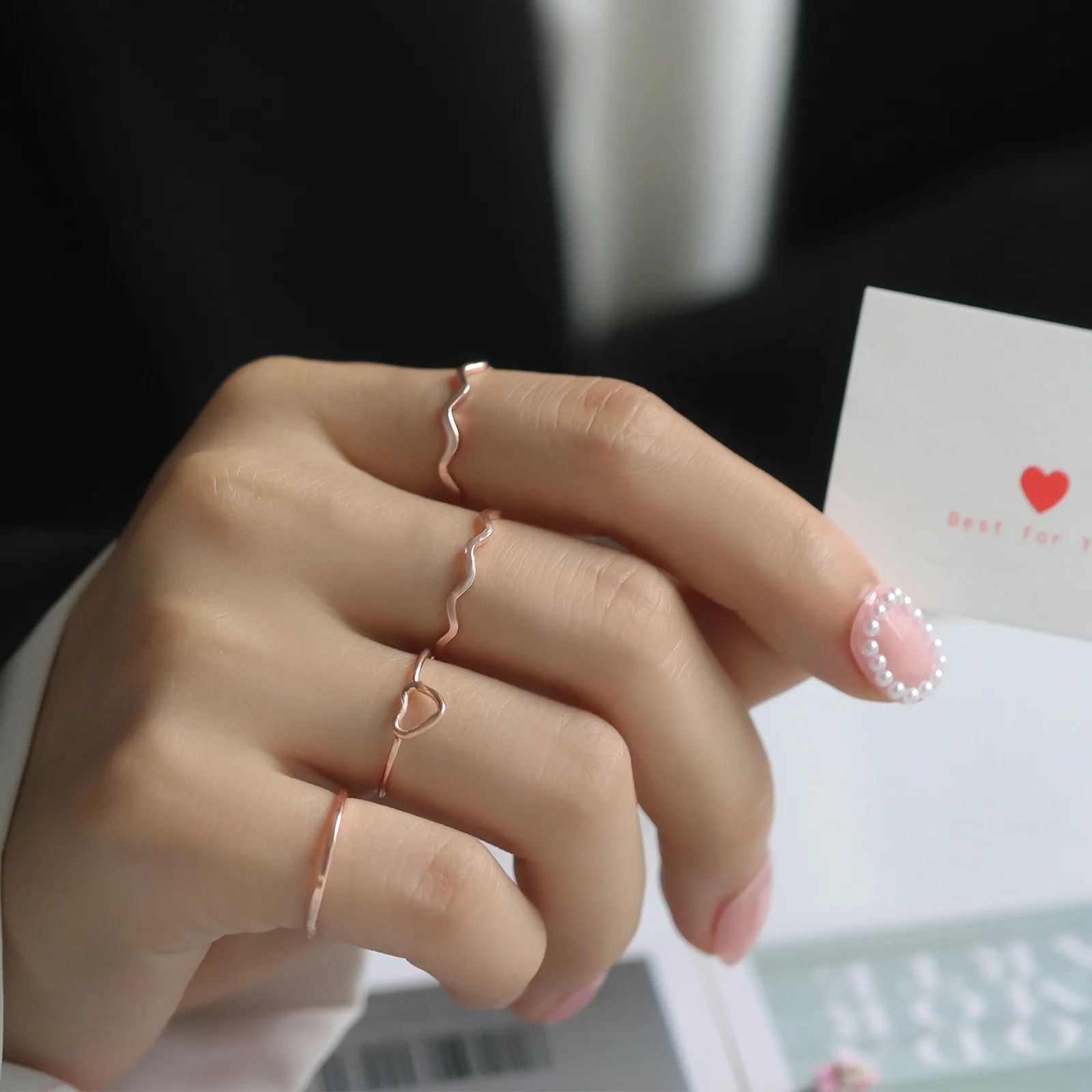 

Женское кольцо серебряного цвета с геометрическим рисунком