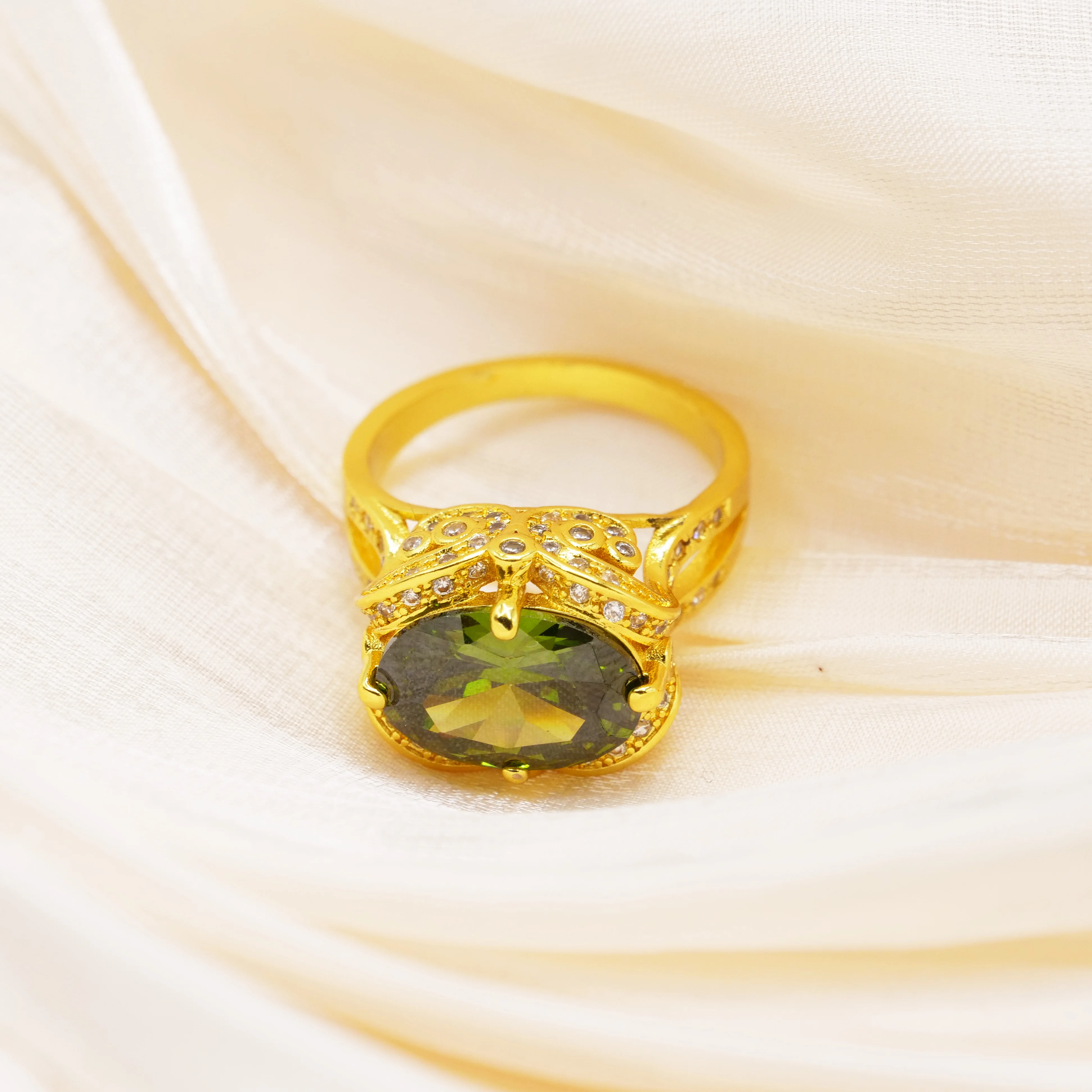 Женское кольцо-чокер из циркония