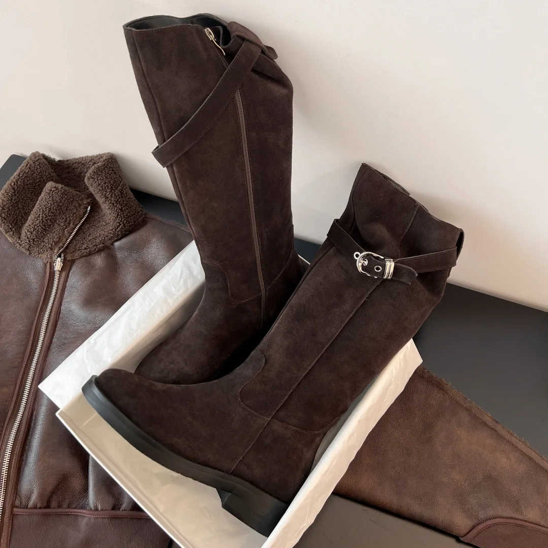 Замшевые сапоги до колена из замши с молнией сбоку металлической пряжкой и