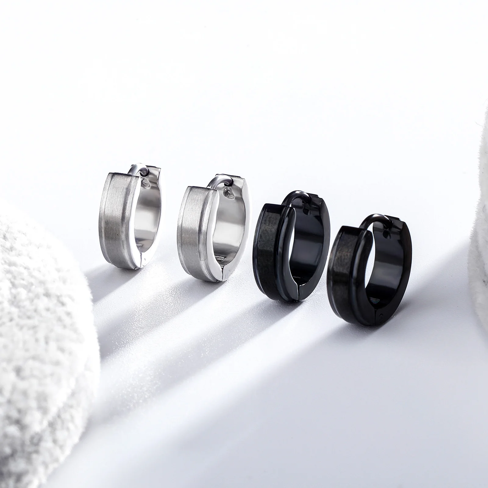 

New Top Iced Out Luxury Black and White Smooth surface Luminous Round Hip Hop Fashion Jewelry wedding Women Gift