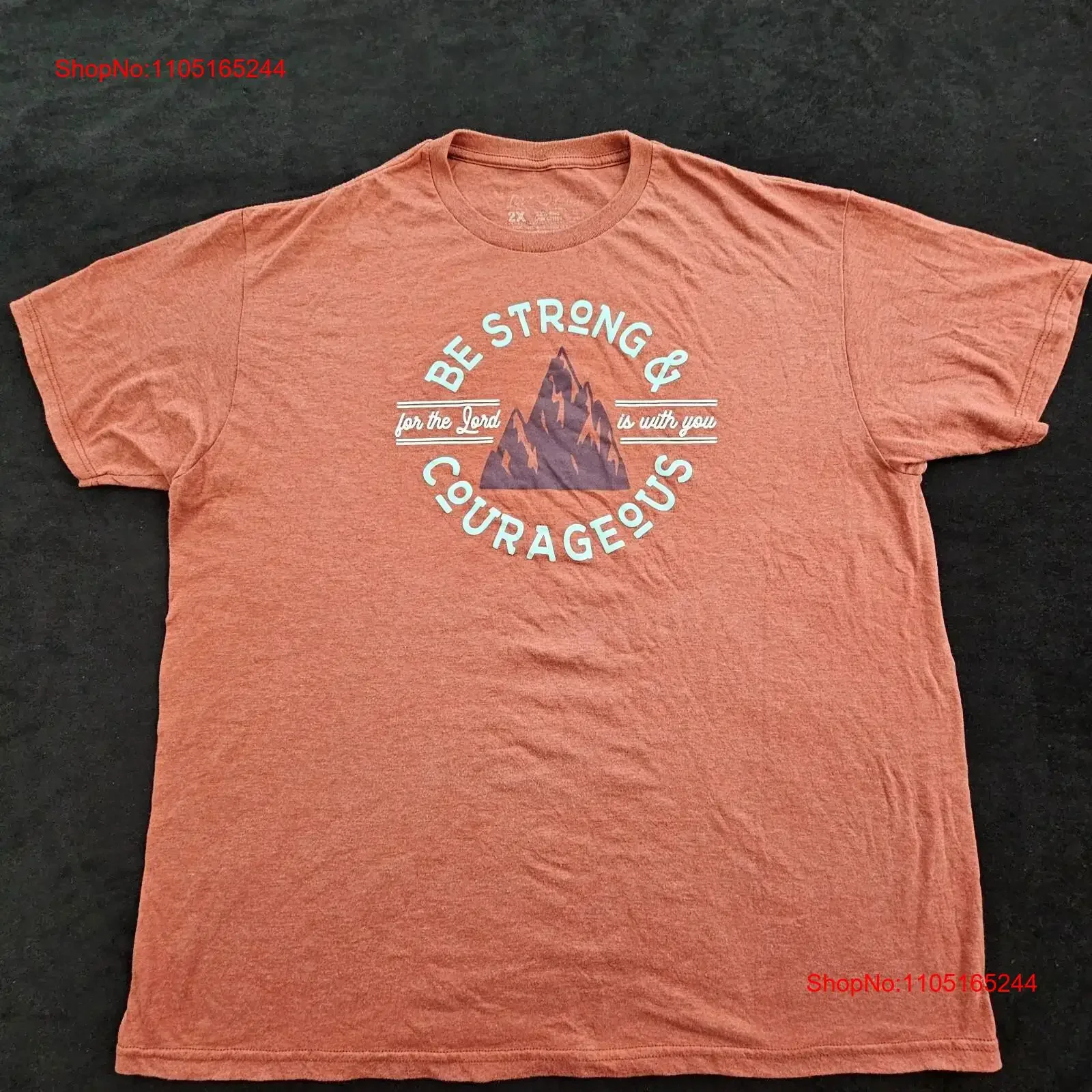 Фото Помаранчева футболка Be Strong Lord is With You Mountains, мужская, 2XL, винтажная, стильная, повседневная, с графическим рисунком, растянутая, универсальная №1