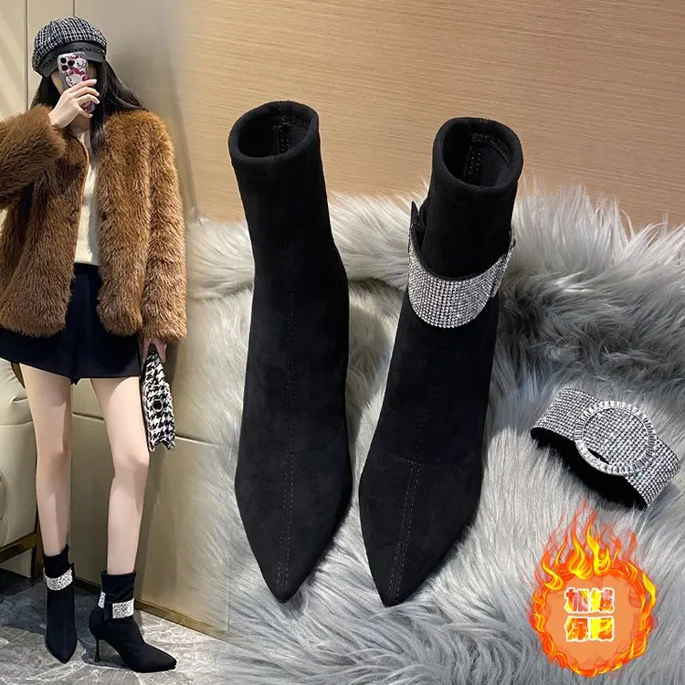 

Женские бархатные зимние новые темпераментные ботильоны стразы на цепочке с острым носком на высоком каблуке женские замшевые ботинки на т...