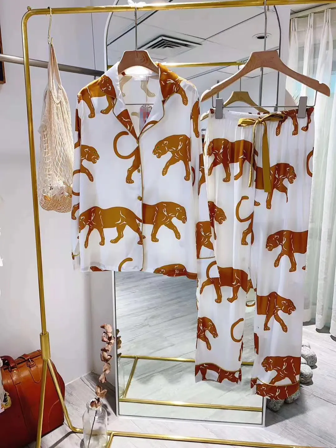 Пижамный комплект женский с леопардовым принтом Роскошная атласная одежда для