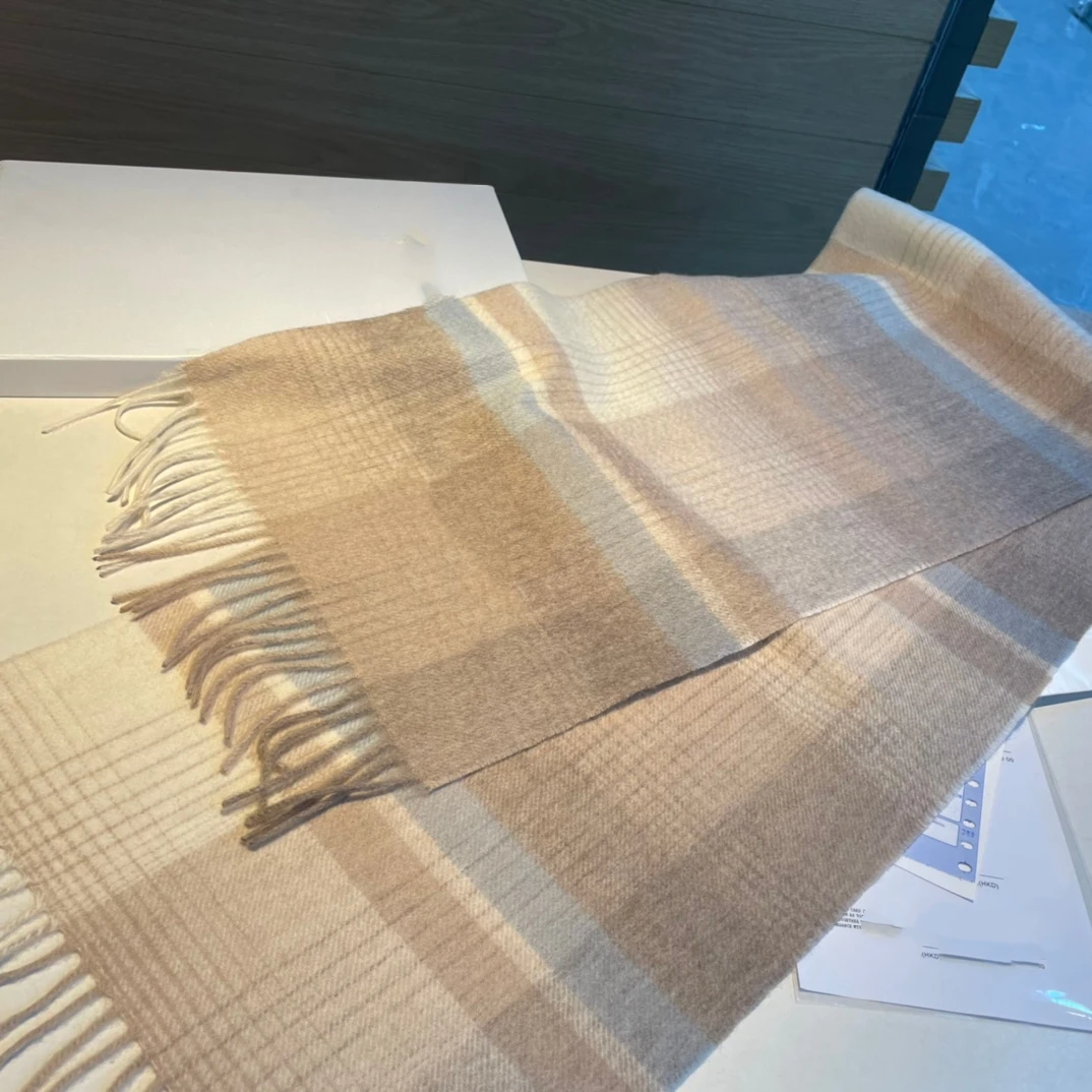 Рисунок 5 - Шарф женский на осень и зиму