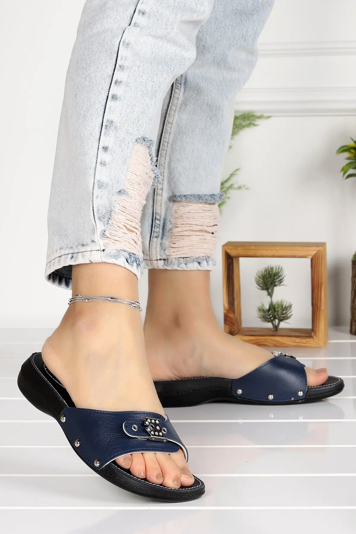 

The Clst 703 Daily Heel Gel Buckled Woman Slippers