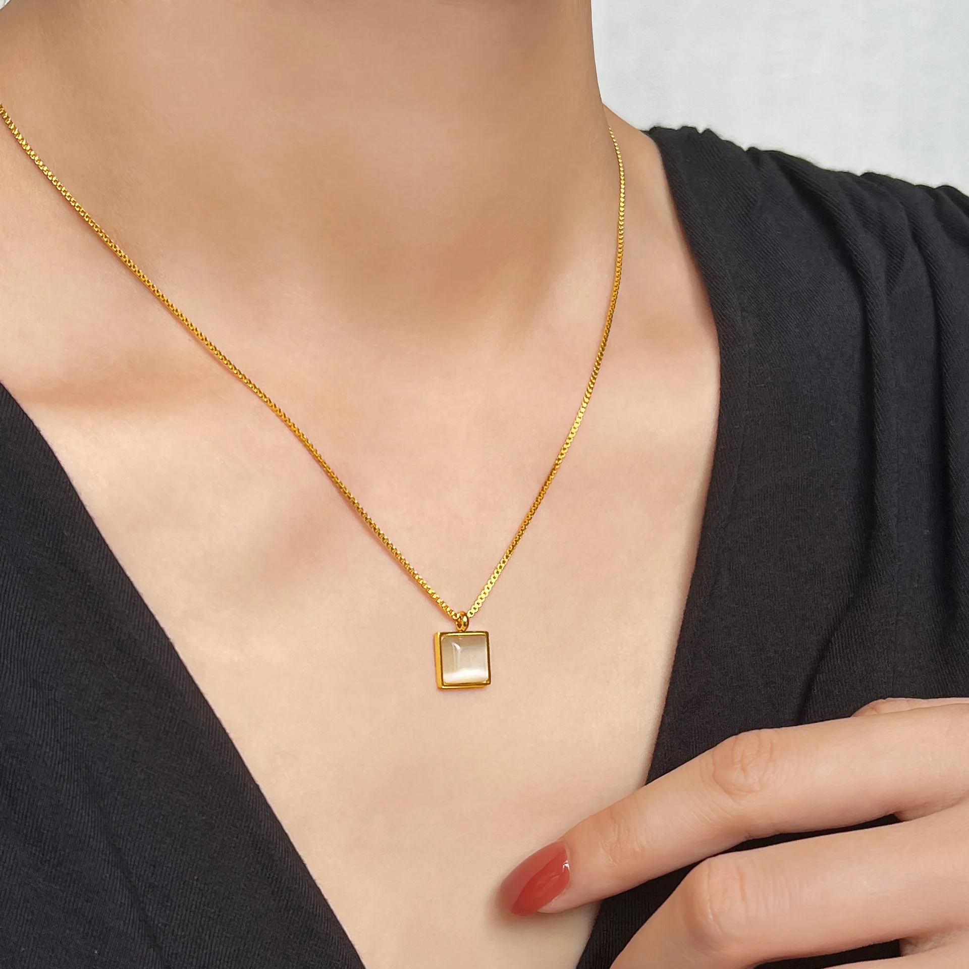 

Fangpai Cat's Eye Necklace Women's Exquisite Temperament Titanium Steel Plated 18k Gold Chain Women's New Gift