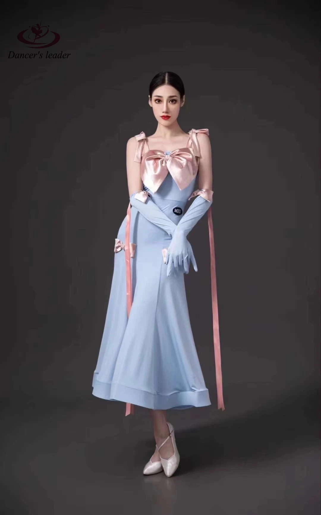 Женское длинное платье с большим бантом современное дизайнерское для бальных