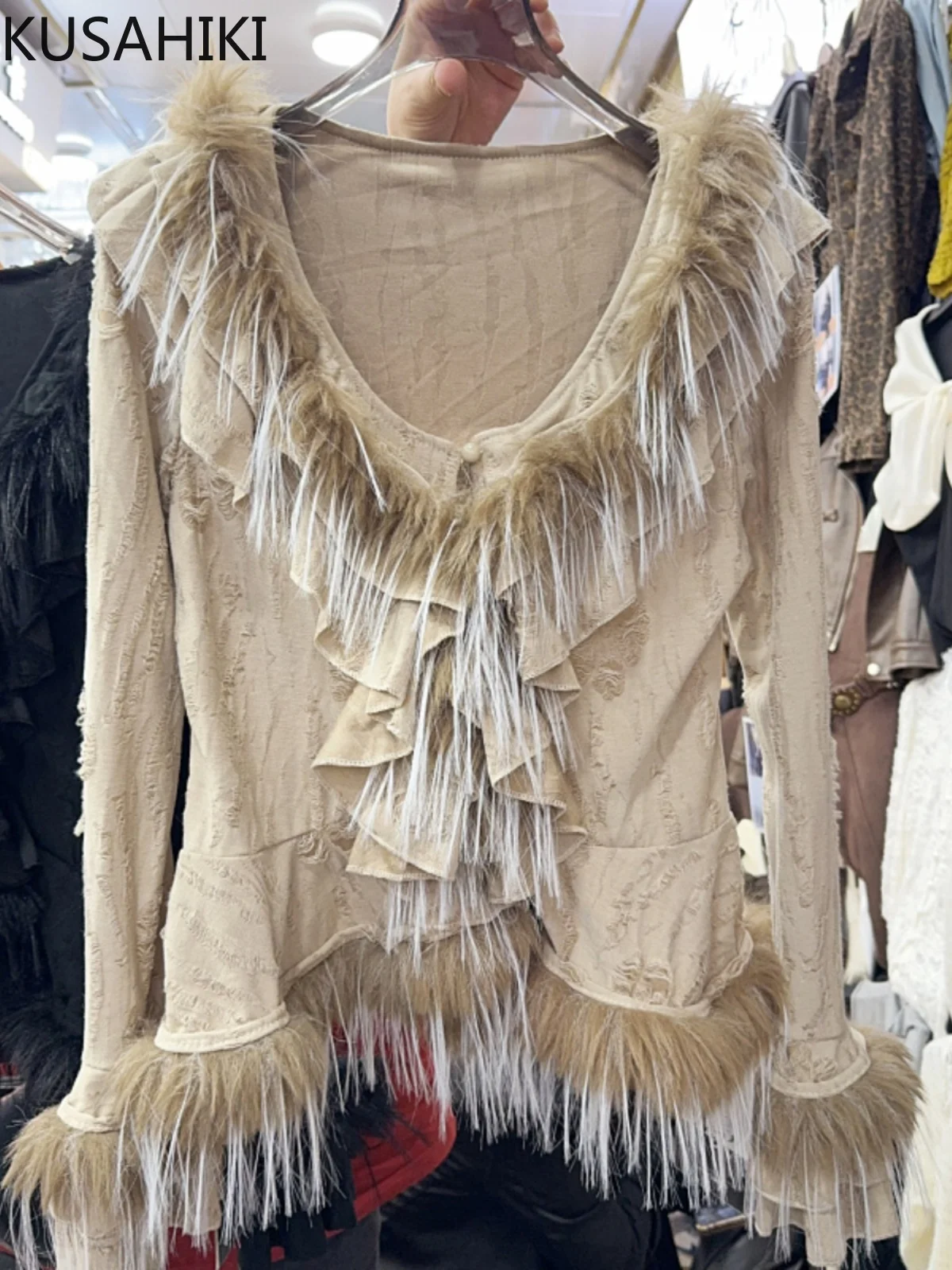 Куртка женская осенне-зимняя с V-образным вырезом и перфорацией