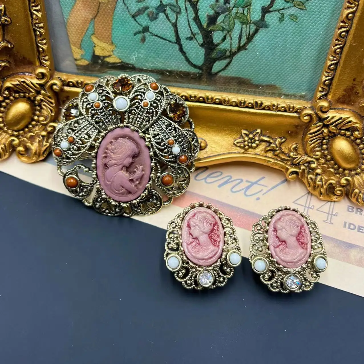 

Geometric Art Retro Head Female Head Bust