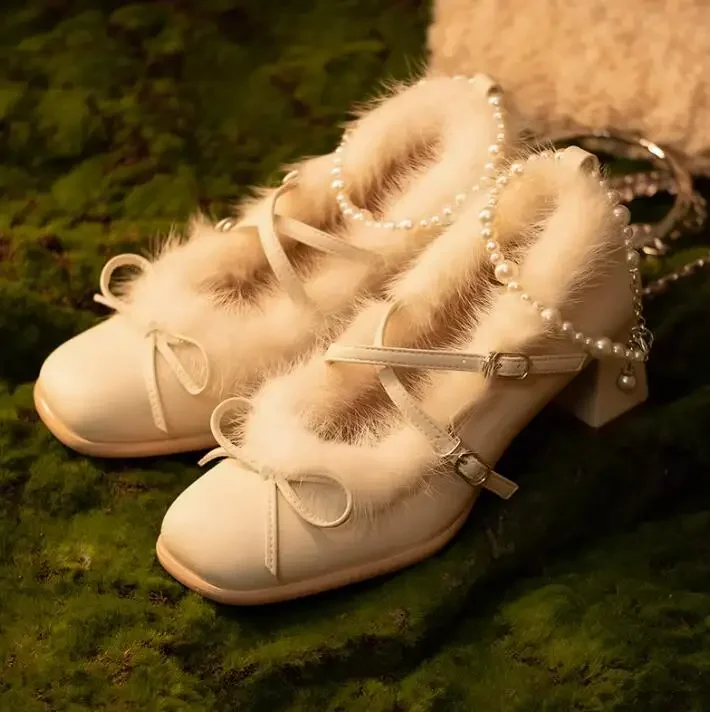 Красивые бежевые белые туфли-лодочки Мэри Джейн из натурального меха норки с