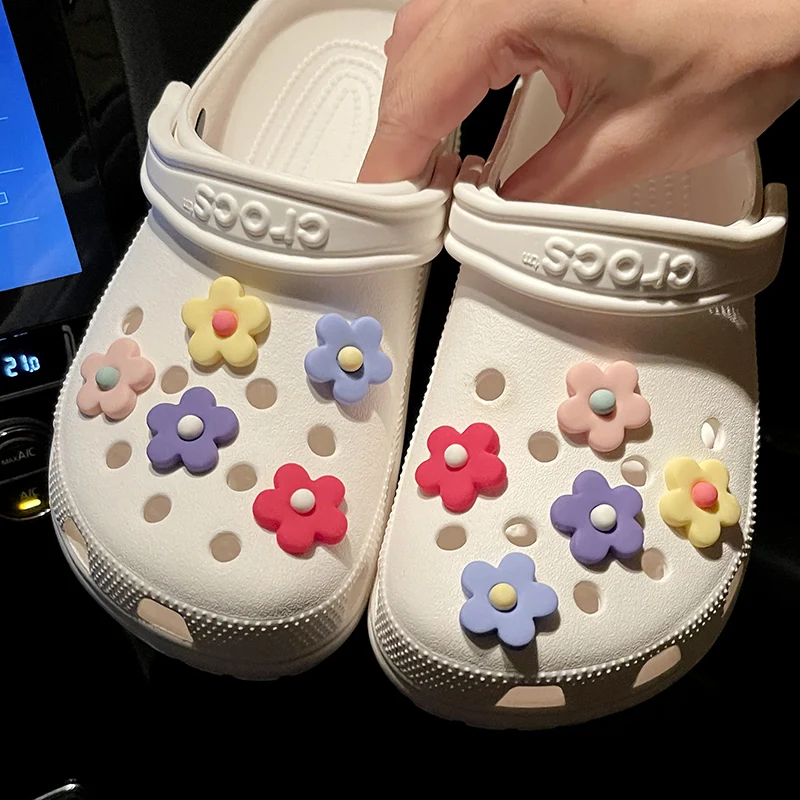 Аксессуары для подвесок с улыбающимся лицом цветок Кроксы трехмерная фотография