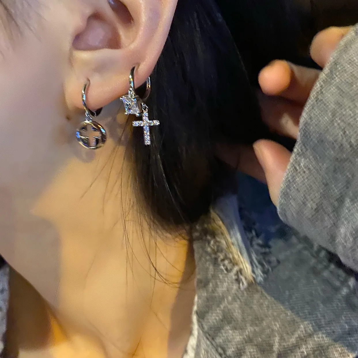 

European And American Minority Design Sense: Asymmetric Diamond Cross Earrings, Fashionable Hip-hop Style Earrings