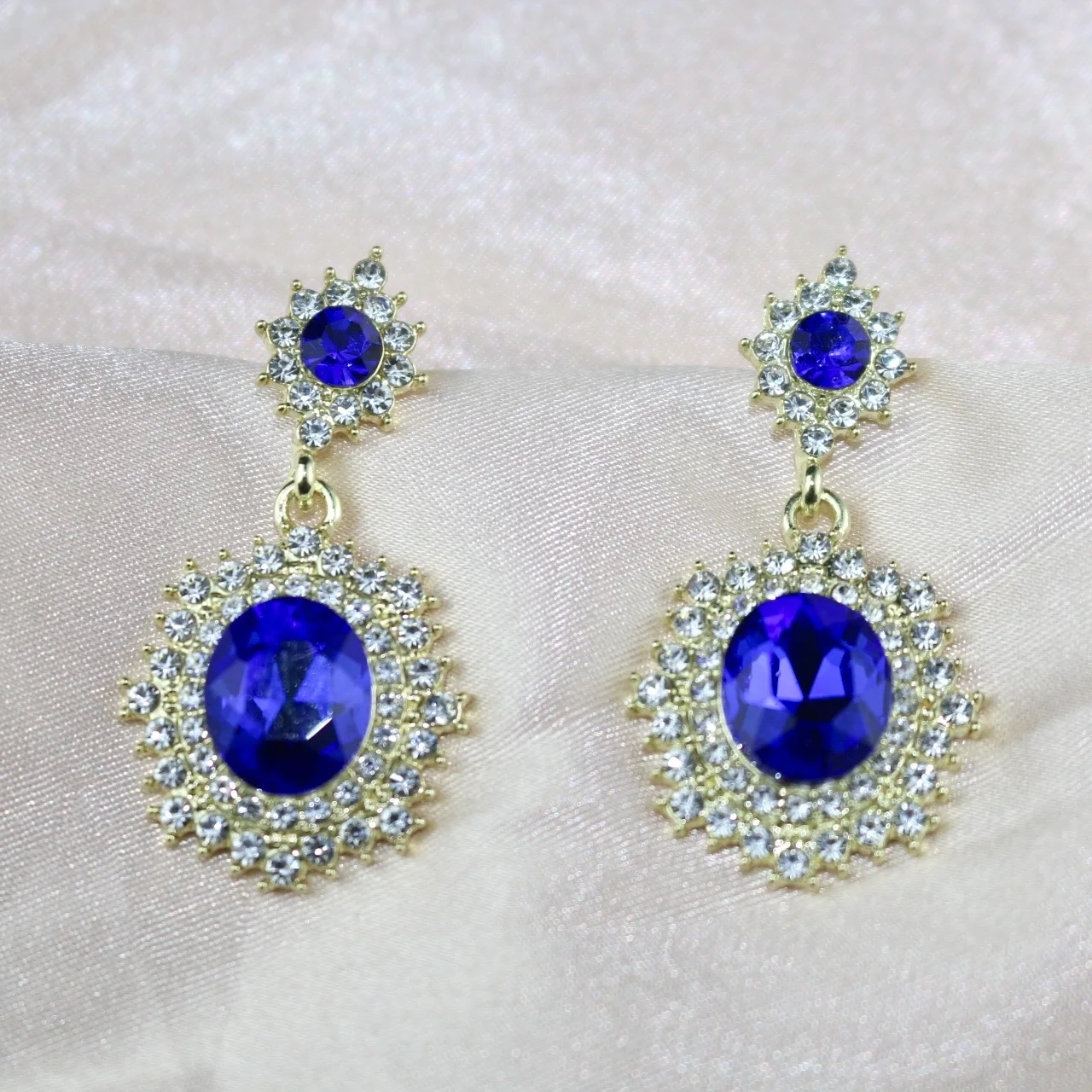 

Женские серьги-подвески в форме капли