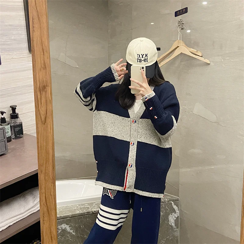 

Женский свободный кардиган средней длины в полоску, на пуговицах