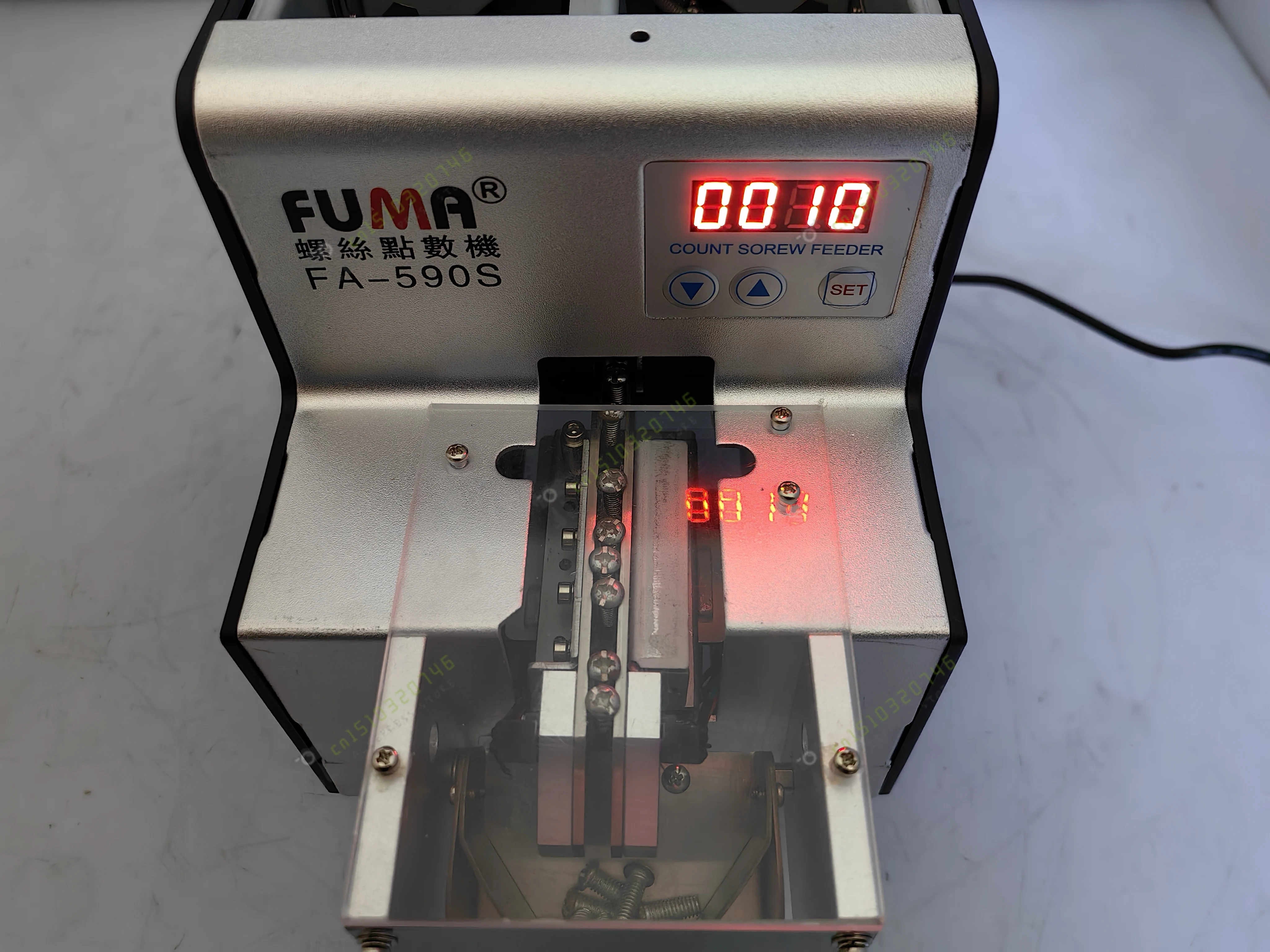 Фотоаппарат для автоматического подсчета винтов с материалом номером ведра