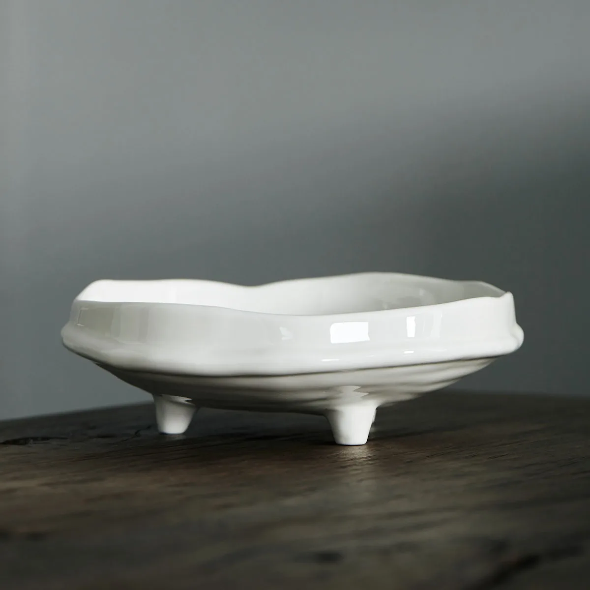 

Круглая белая керамическая тарелка