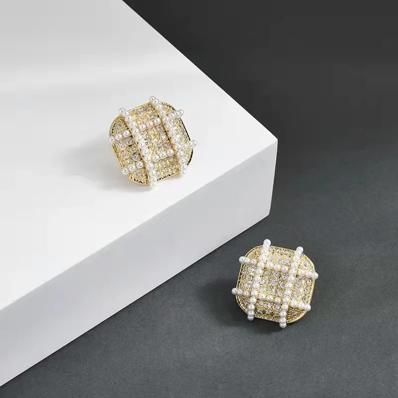 Геометрические клетчатые серьги с инкрустацией жемчугом и бриллиантами