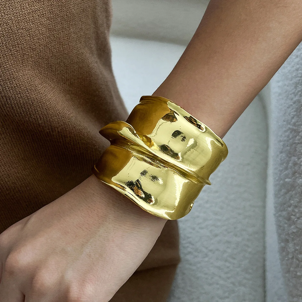 Многослойный металлический браслет в форме асимметричной юбки