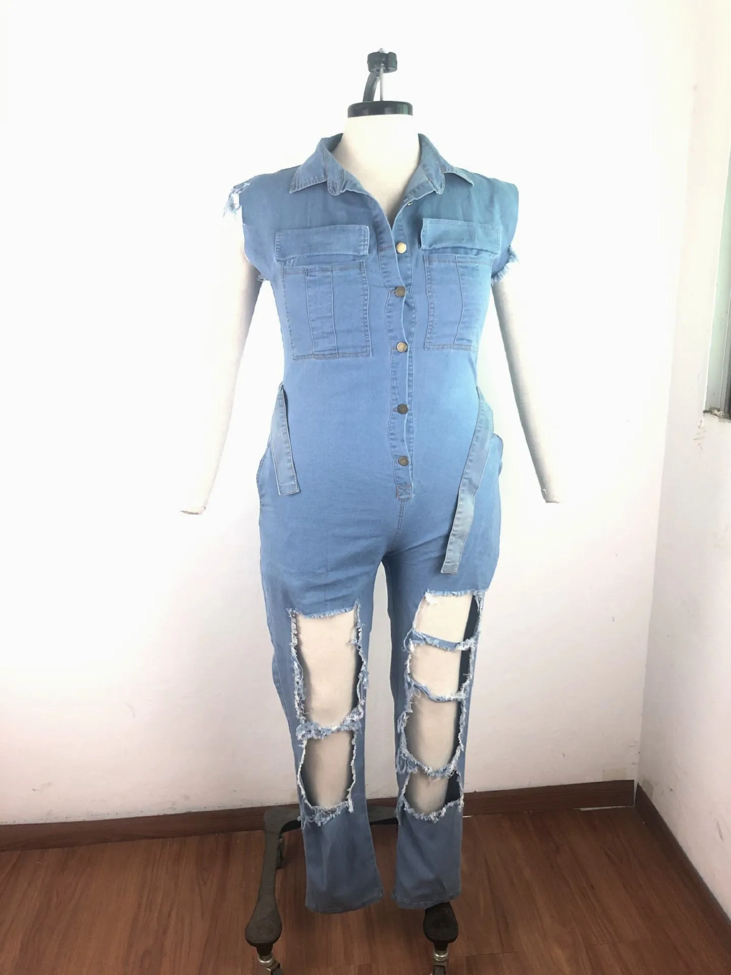 Рисунок 5 - Женский джинсовый комбинезон