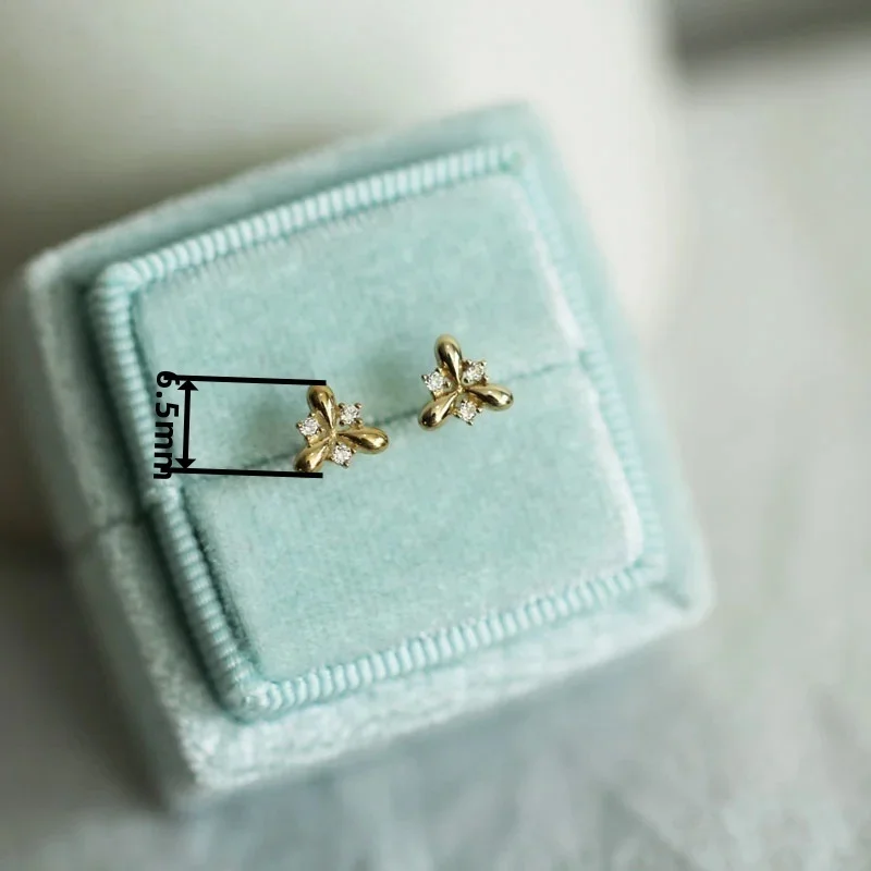 Женские серьги-гвоздики GOLDtutu из цельного золота 9 карат с цветком минимальный