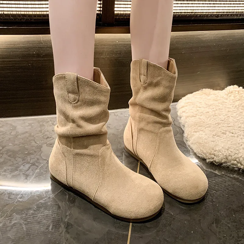 Брендовая женская обувь. Белые ботильоны. Сапоги на плоском каблуке. Женская мода